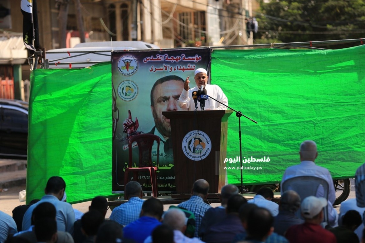 صورة من امام الصليب الاحمر الدولي تضامنا مع الأسرى المضربين عن الطعام