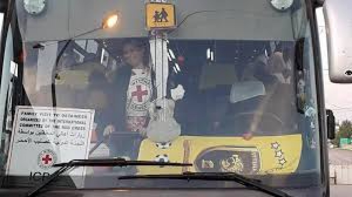 55 من أهالي أسرى غزة يزورون ذويهم بنفحة