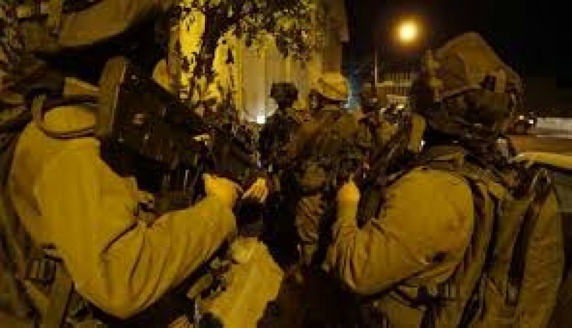 الاحتلال يعتقل 15 مواطنا بمداهمات الضفة