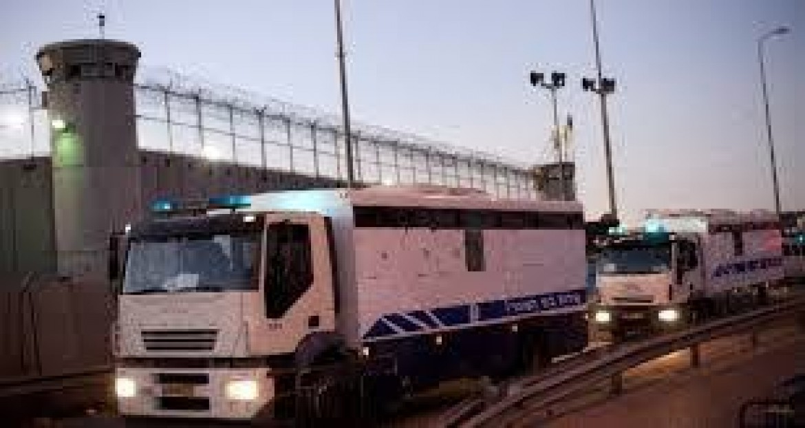 إدارة سجن عسقلان تنقل جميع الأسرى لسجون أخرى