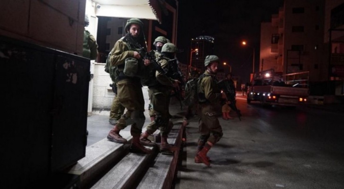 صور الجنود الاسرائيلين يداهمو منازل الضفة المحتلة