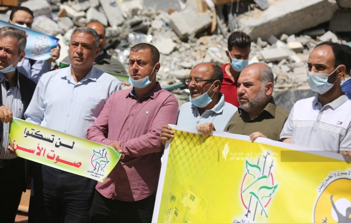 أمام مقر الإذاعة المدمر