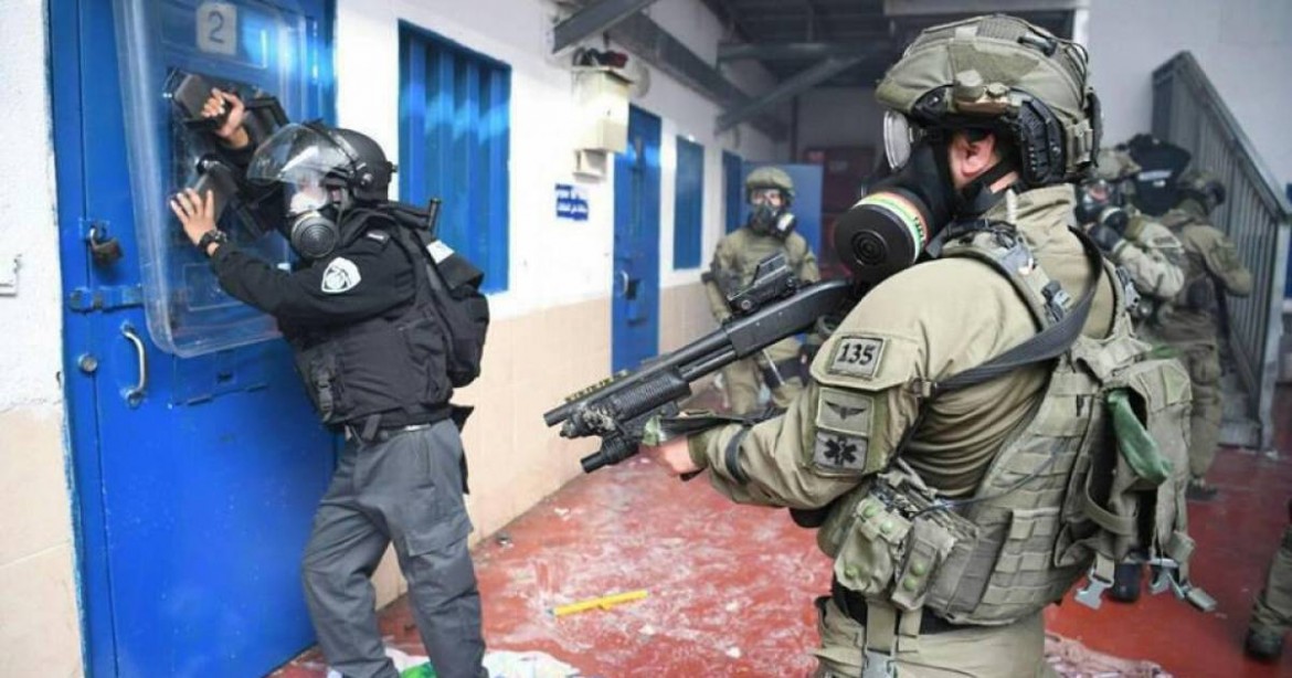 قوات القمع بمعتقل عوفر