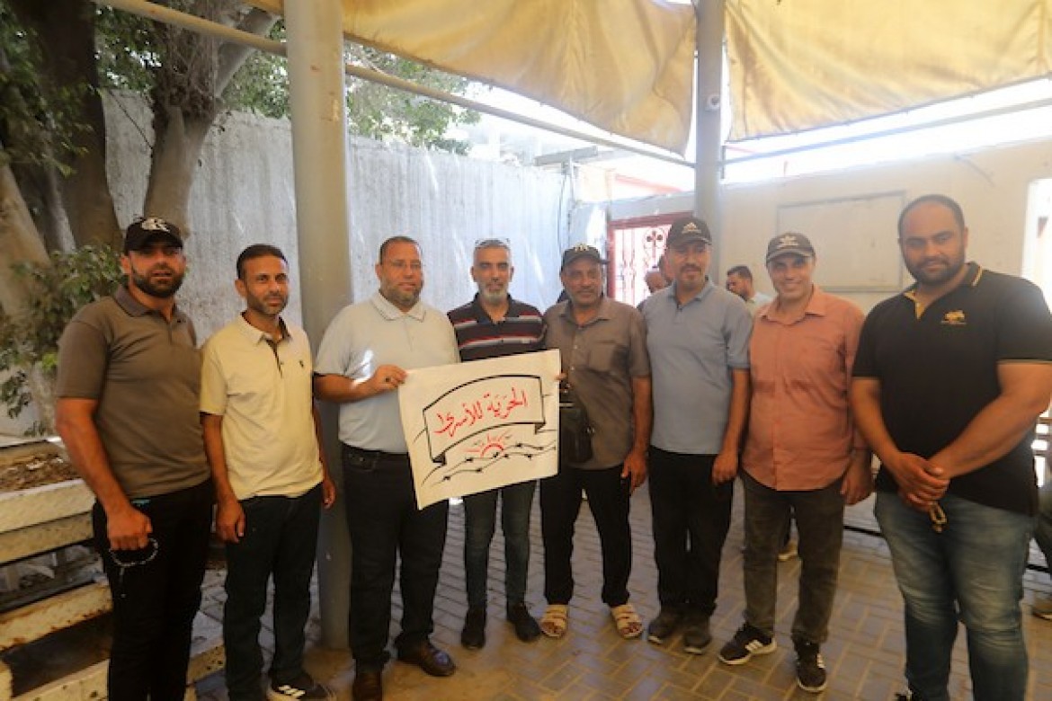 وقفة تضامنية في غزة تطالب بالإفراج عن الأسرى الفلسطينيين في سجون الاحتلال