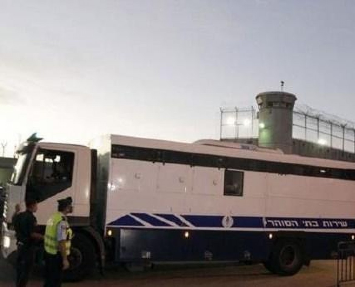 البوسطة لنقل الاسرى من سجن الى سجن اخر