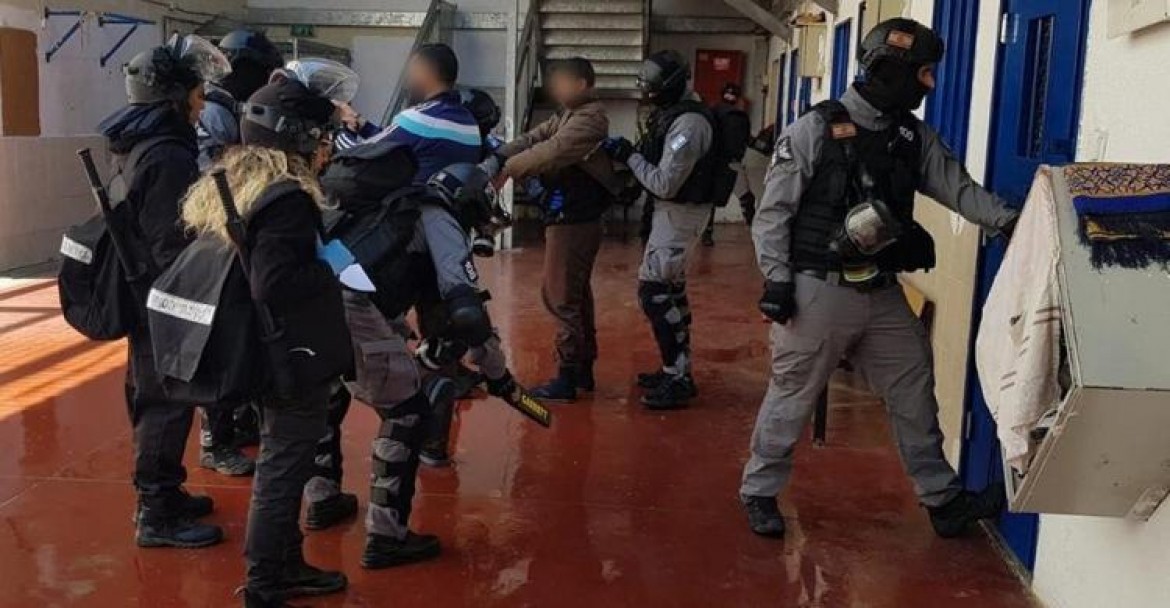 توتر في سجن رامون عقب اقتحام الاحتلال غرف أسرى الشعبية