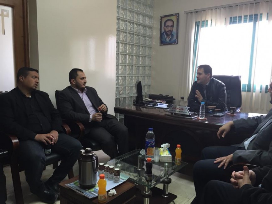 في مكتب مدير الإذاعة