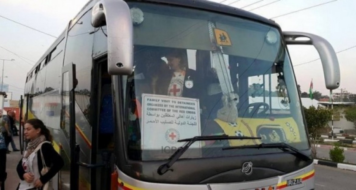 32 من ذوي أسرى القطاع يزورن أبنائهم في رامون