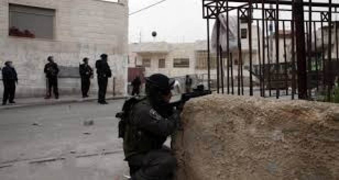 الاحتلال يعتقل جريحاً من داخل سيارة إسعاف على حاجز عتصيون