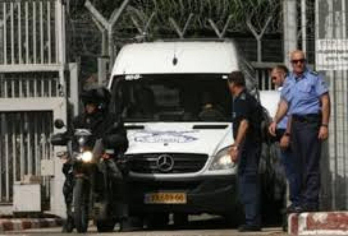 نقل اسير مريض