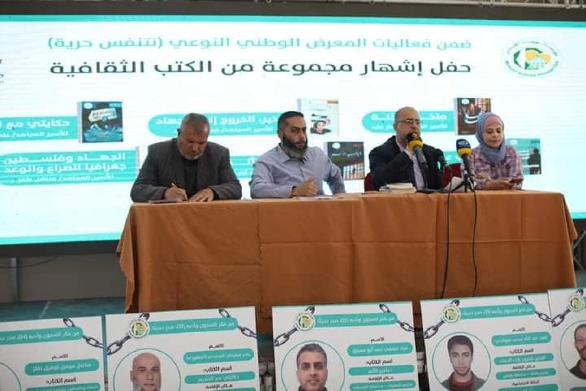 د. رأفت حمدونة فى معرض الأسرى نتنفس حرية