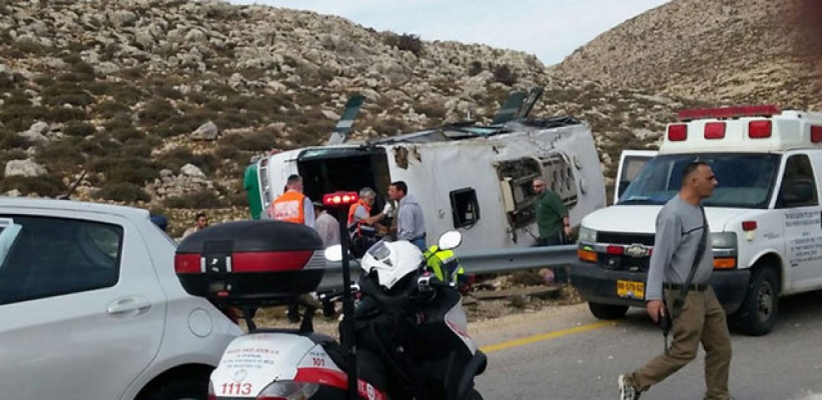 صور من مكان انقلاب الحافلة