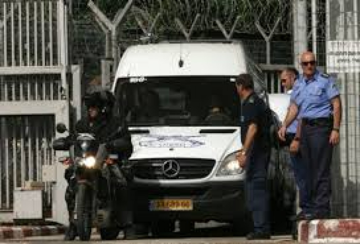 الاحتلال يفرج عن 3 مقدسيين ويحول آخر للمحكمة