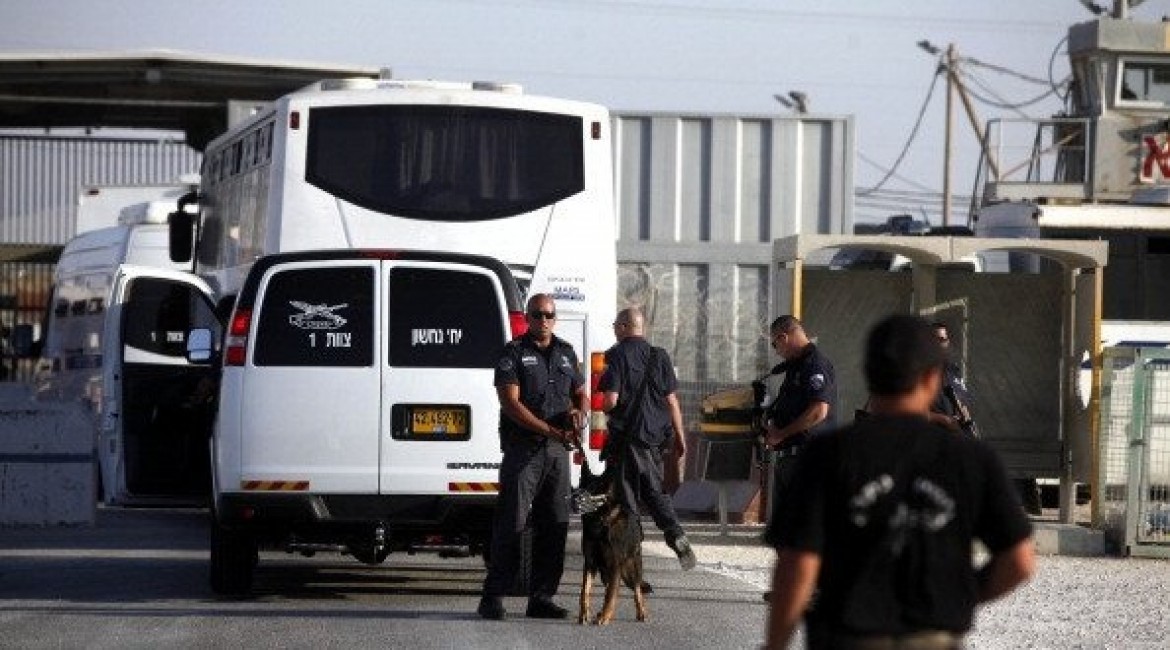 بوسطات نقل الأسرى