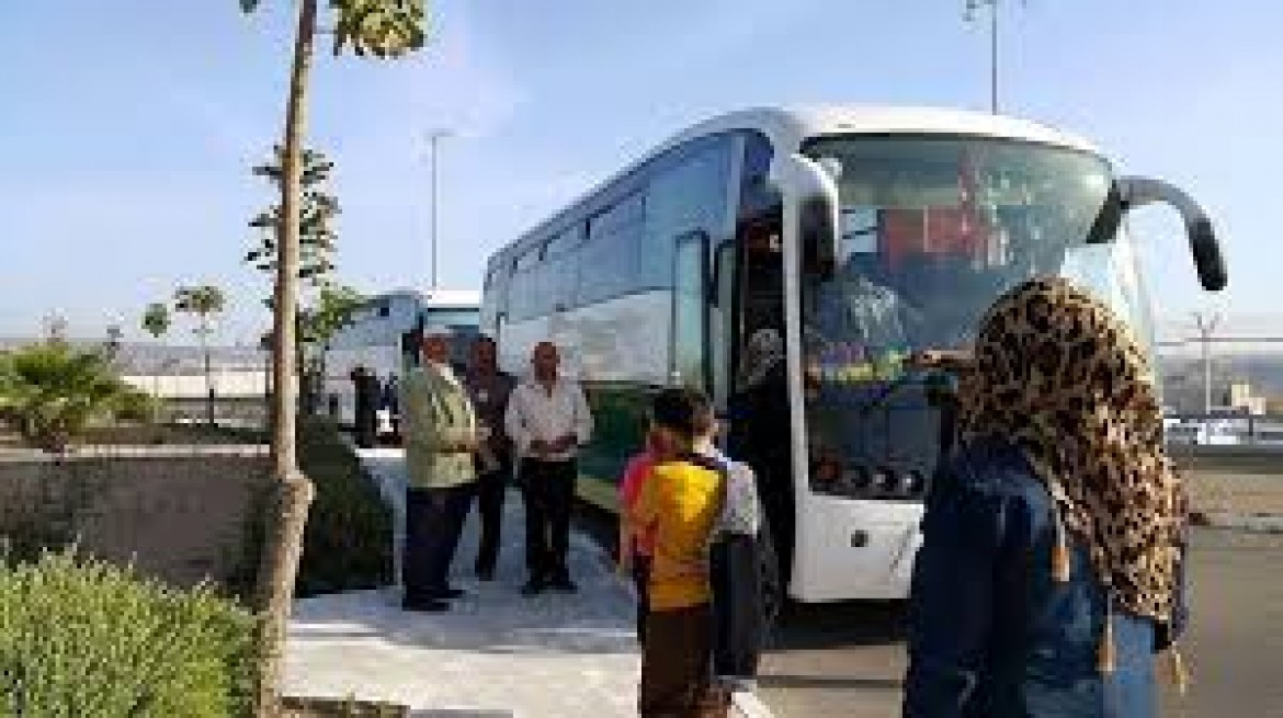 أهالي أسرى القدس يزورون أبنائهم بسجن نفحة