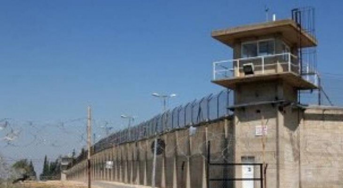 موقع عبري ينشر تفاصيل عن حياة الأسرى في سجون الاحتلال