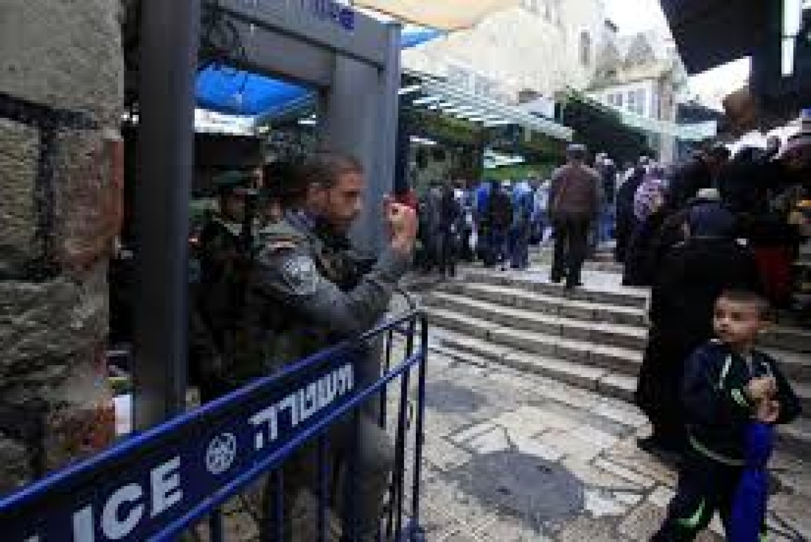 الإفراج عن فتى مقدسي وتمديد توقيف آخرين