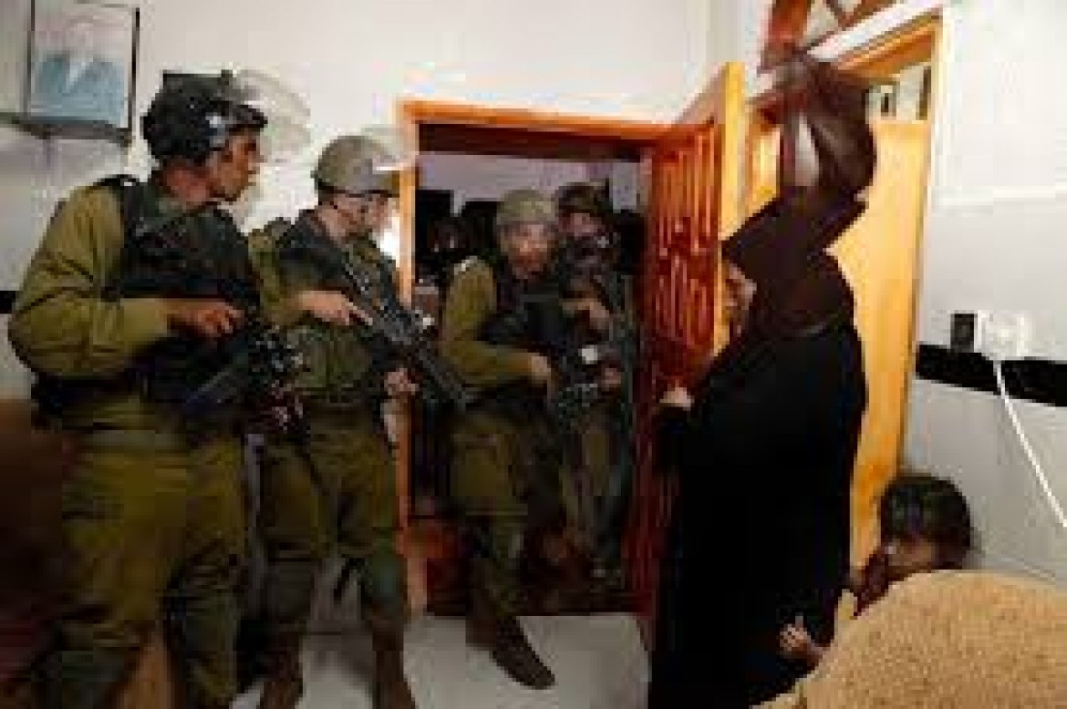 مداهمات واعتقالات بالضفة تطال 21 مواطنًا