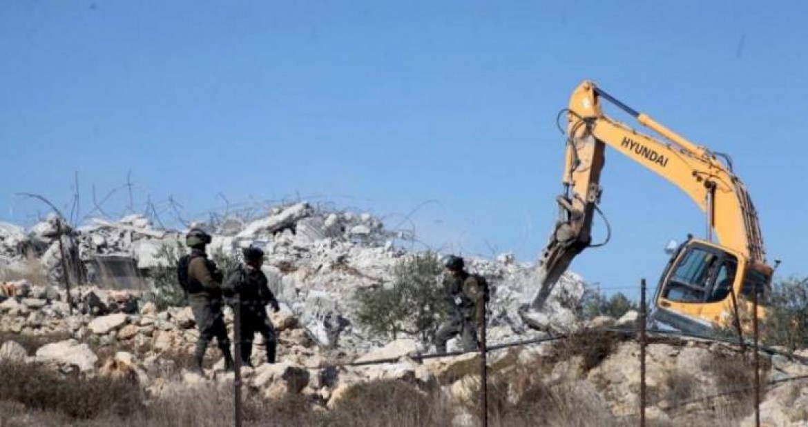 الاحتلال يهدم منزل الاسير بركات الخواجا في نعلين