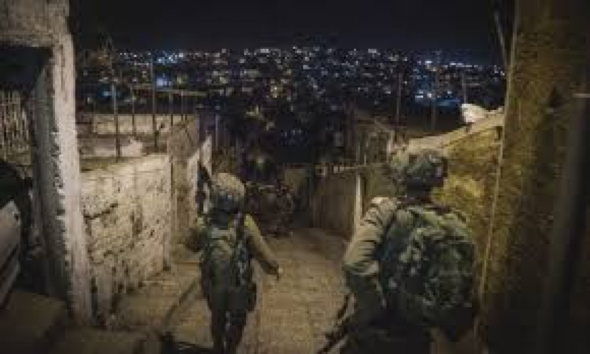 الاحتلال يعتقل 8 فلسطينيين من الضفة ويقتحم قبر يوسف