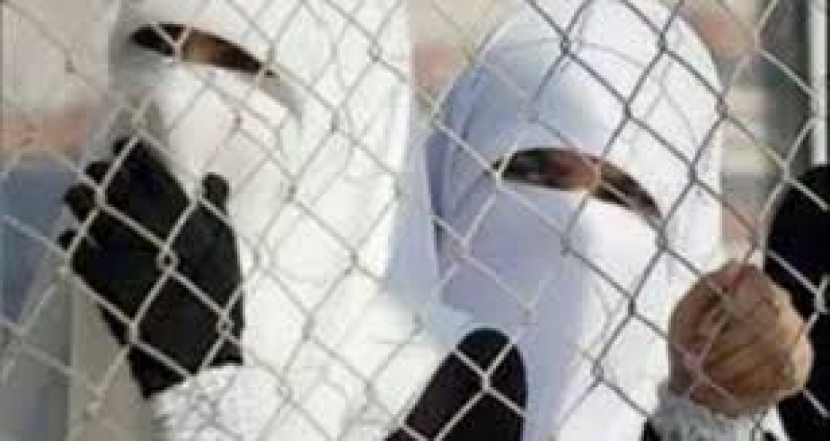 الشاباك يمنع ابنة أسير من زيارة والدها بسبب ارتدائها النقاب