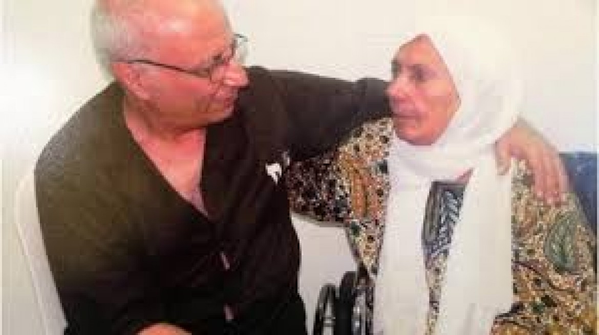 الاسير كريم يونس ووالدته