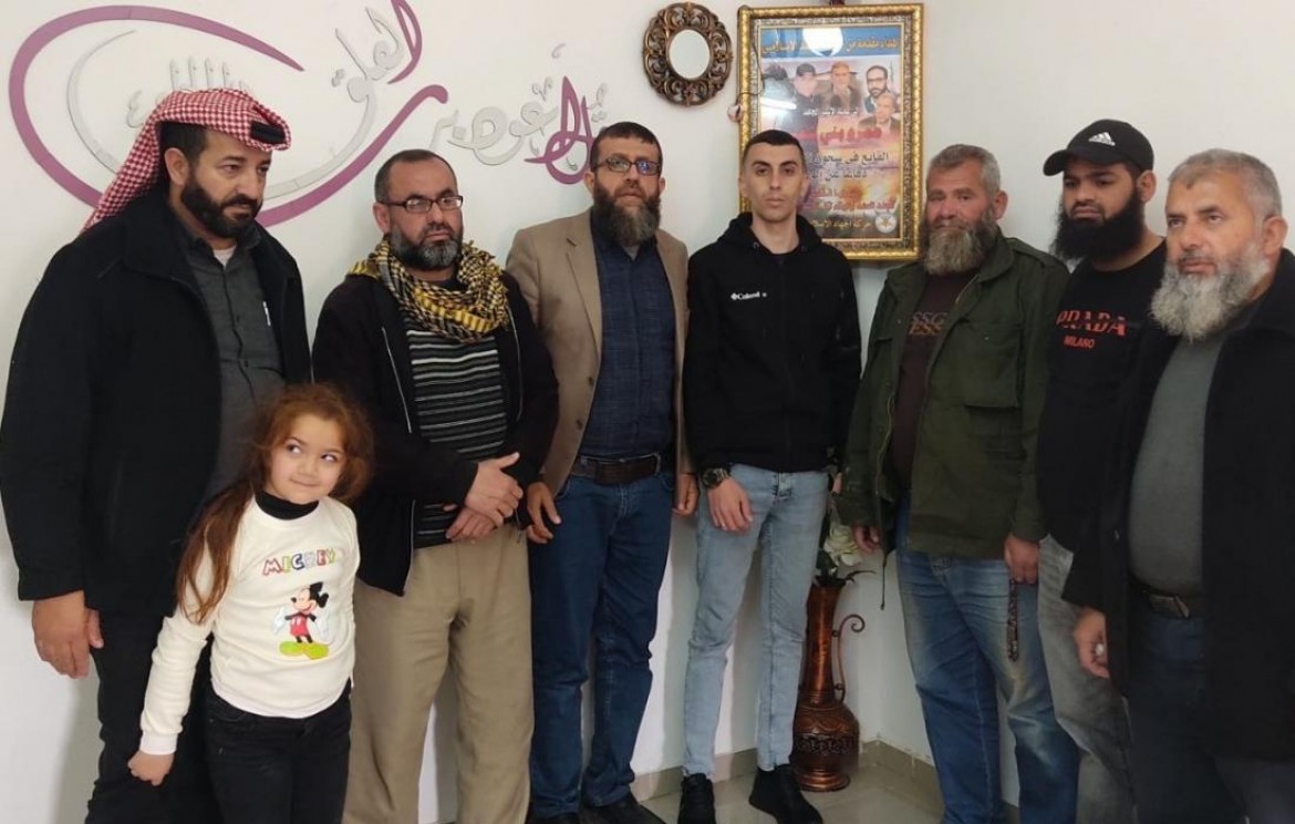 وفد من الجهاد يهنئ أسرى محررين من نابلس