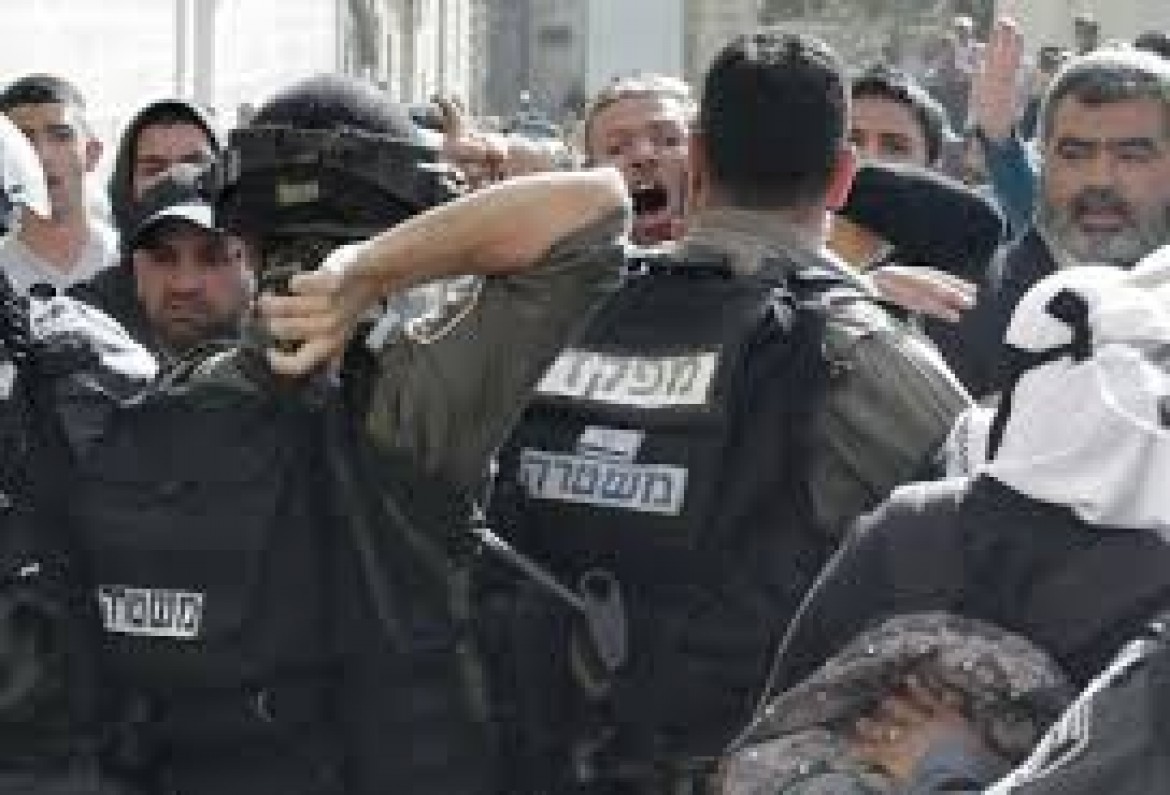 الاحتلال يعتقل 12 مُصليا من داخل الأقصى