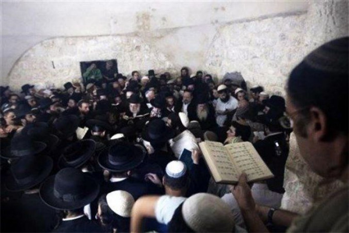 ألف مستوطن يقتحمون قبر يوسف بنابلس