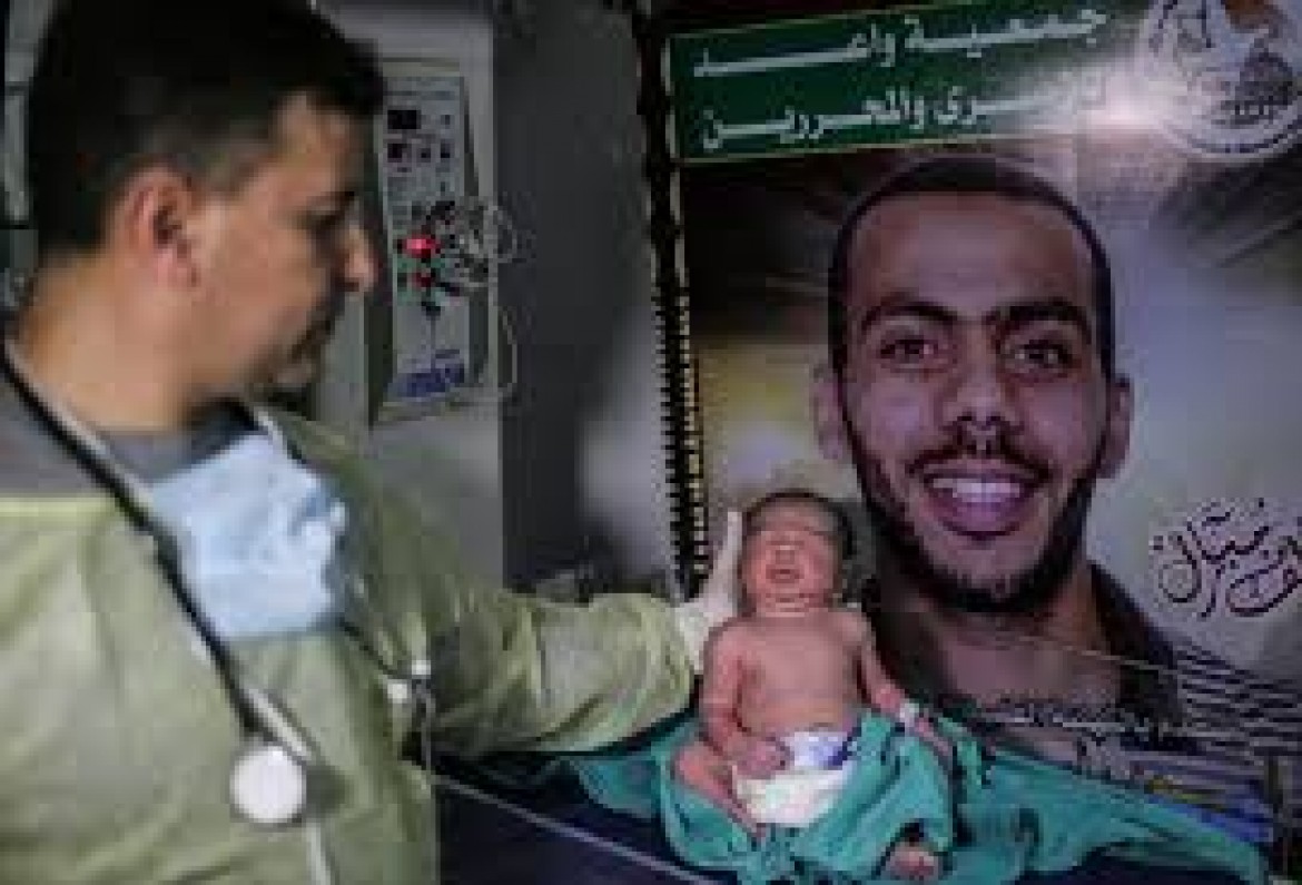 61 مولودًا عبر النطف المهربة للأسرى منذ 2018