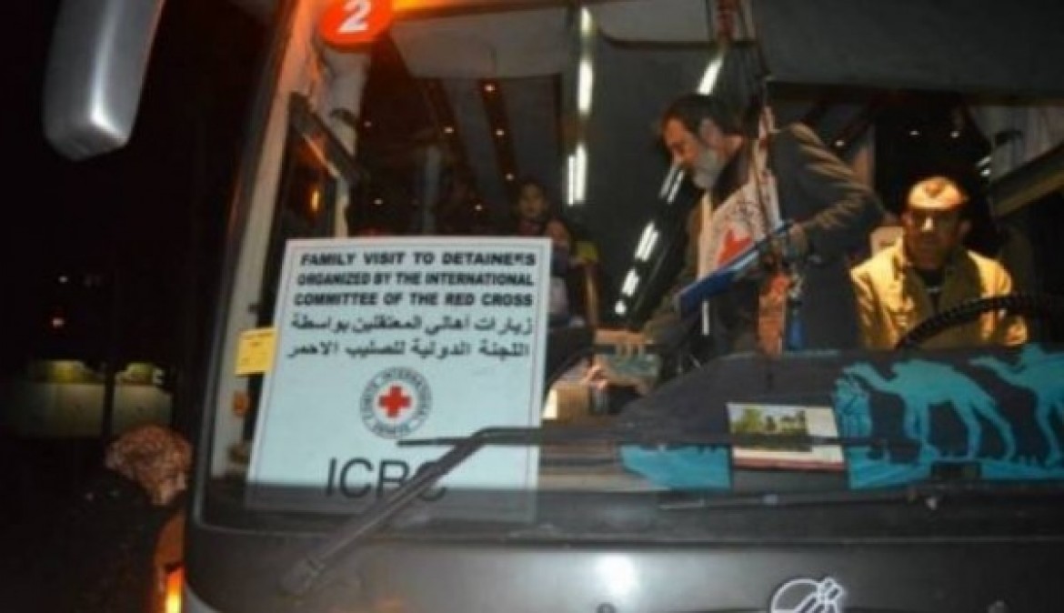 65 من أهالي أسرى غزة يزورون 37 أسيرا بسجن نفحة