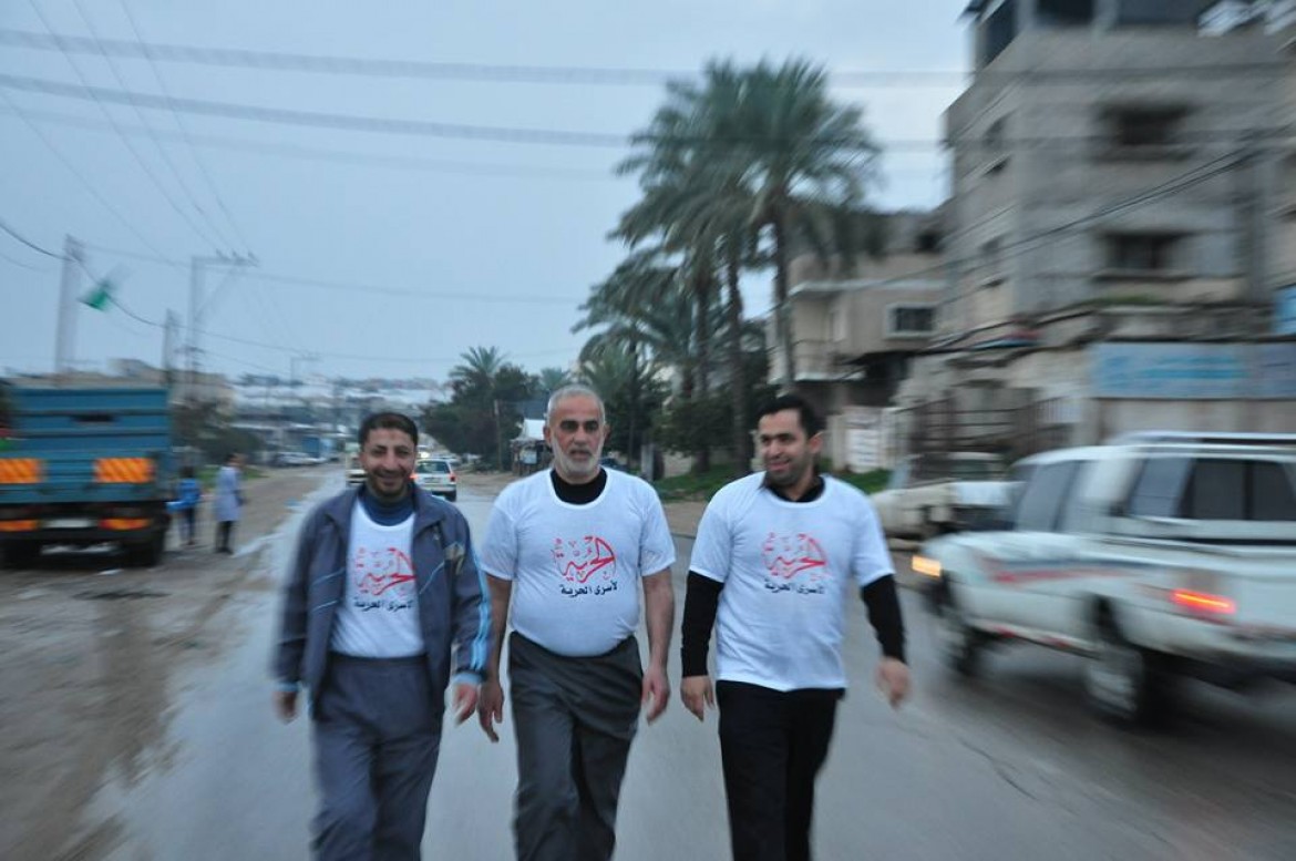 جانب من المسير مشياً على الأقدام دعماً ونصرةً للأسرى في سجون الإحتلال