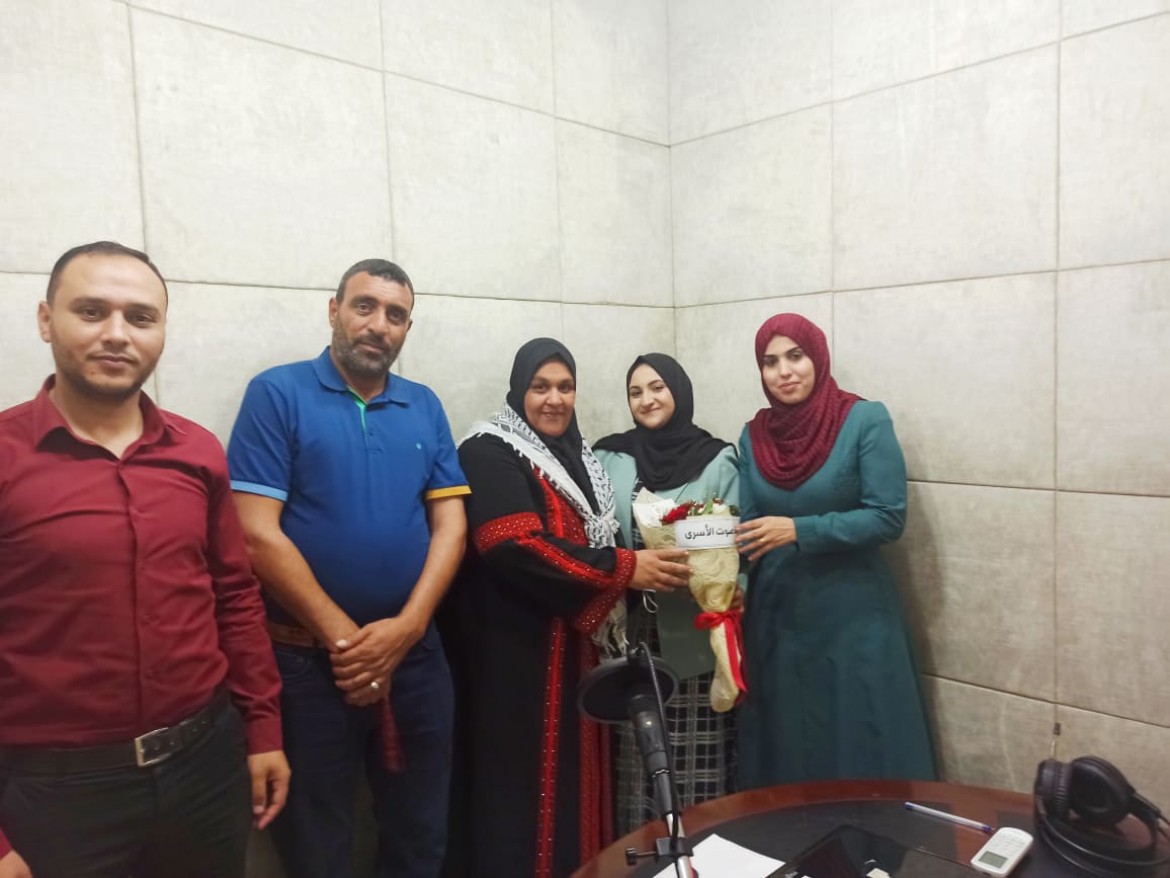 المحررة نسرين أبو كميل في زيارة لإذاعة صوت الأسرى