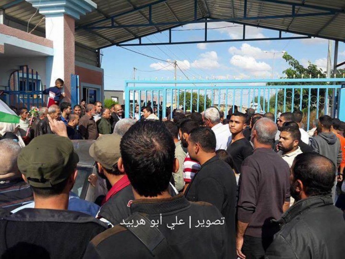 جانب من استقبال الأسير الزعانين أمام معبر بيت حانون