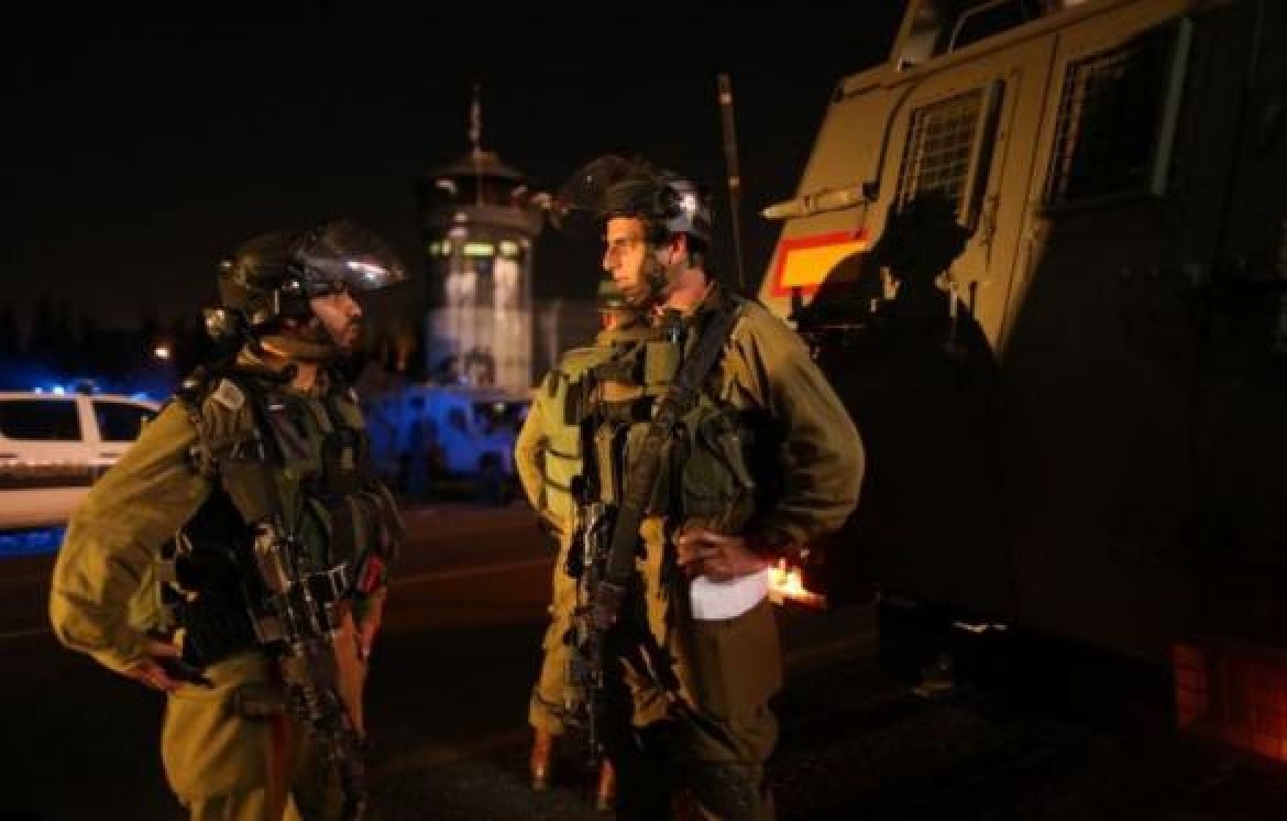 الاحتلال يعتقل مواطنين بالضفة