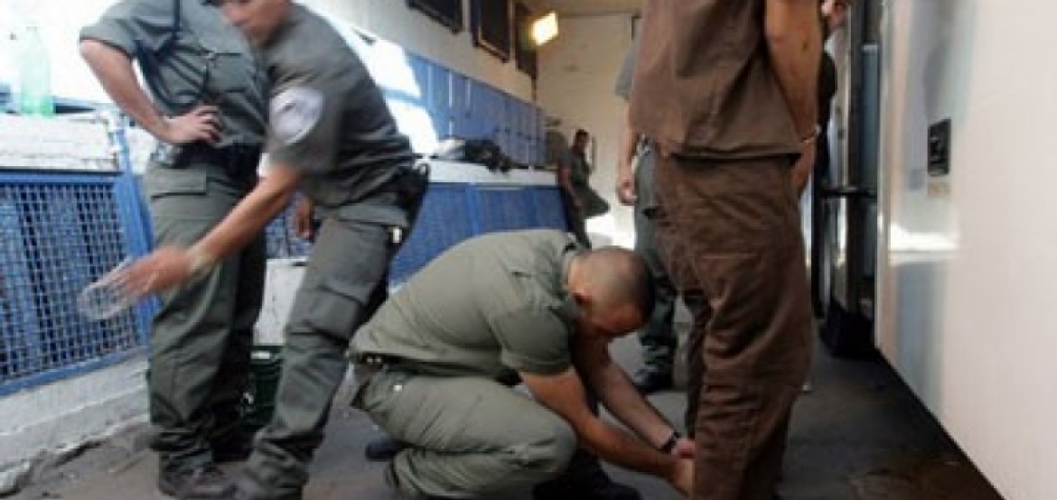 تكبيل الاسرى قبل نقلهم 