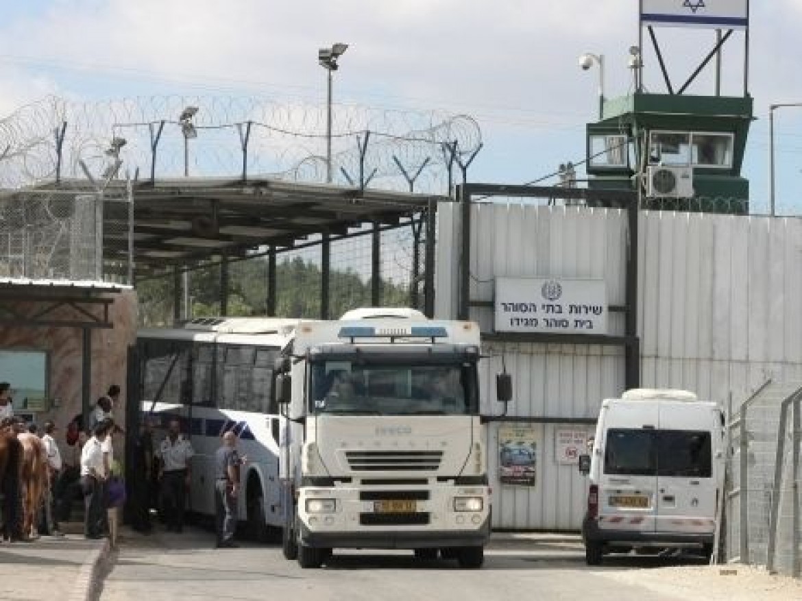 بوسطات نقل الاسرى  ‫(1)‬ ‫‬