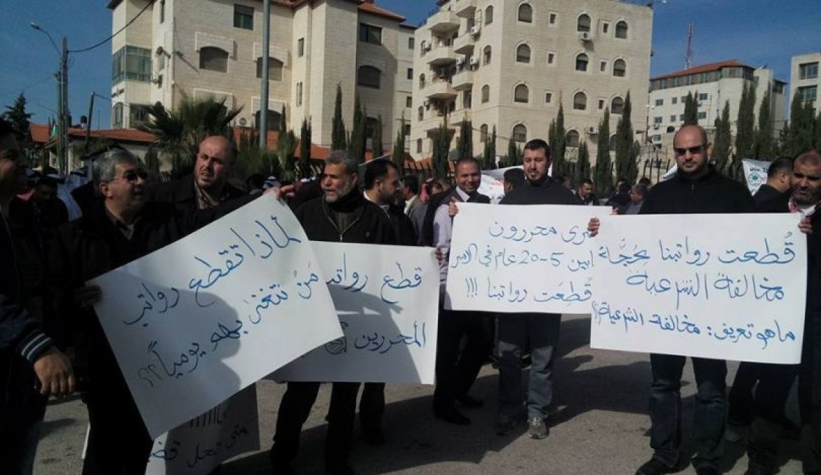 أسرى مُحرَرون يطالبون عباس بإعادة رواتبهم