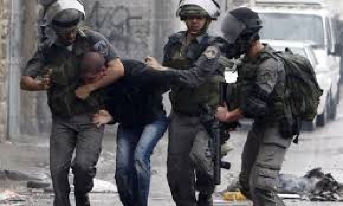 الاحتلال اعتقل 880 مواطنًا خلال تموز