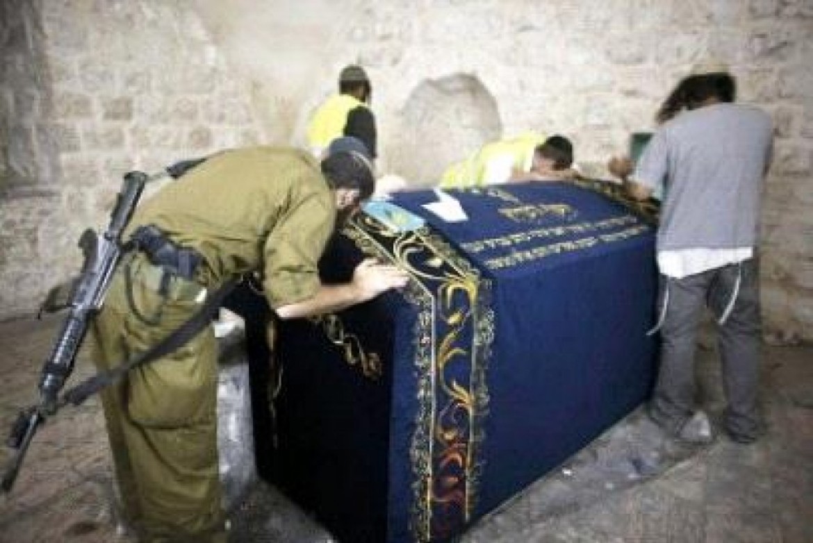 مستوطنون يقتحمون قبر يوسف في نابلس