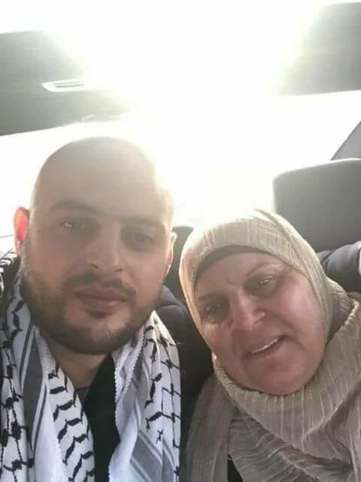 اللحظات الأولى للإفراج عن الأسير عثمان زيادة