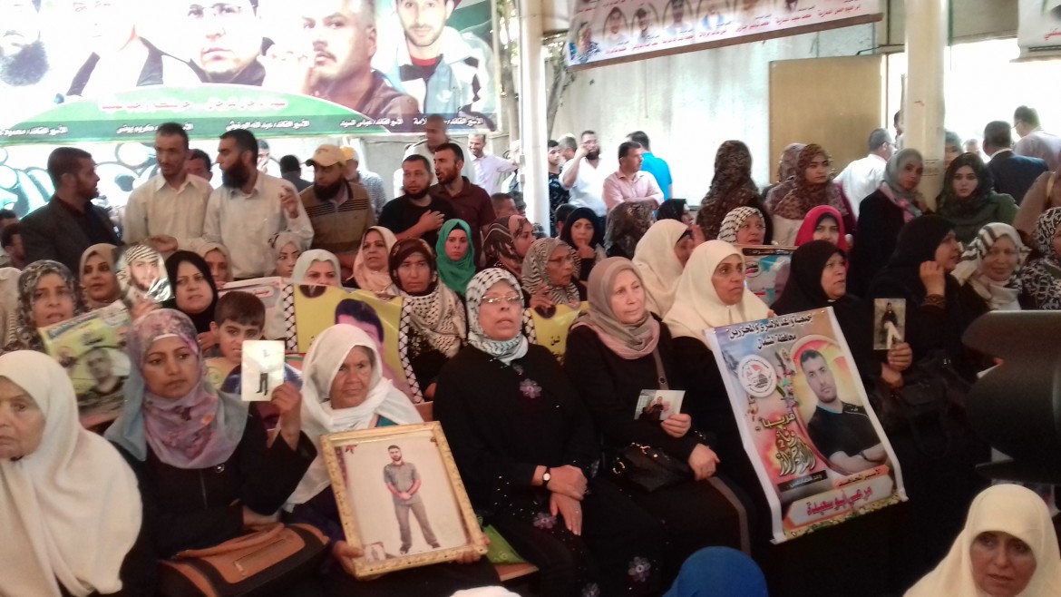 اعتصام الأهالي