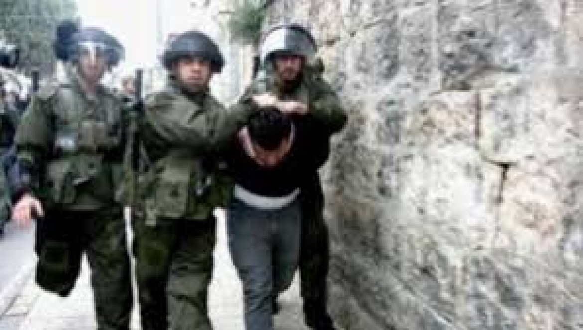 الاحتلال يعتقل 4 مقدسيين ويحتجز طالب مدرسة