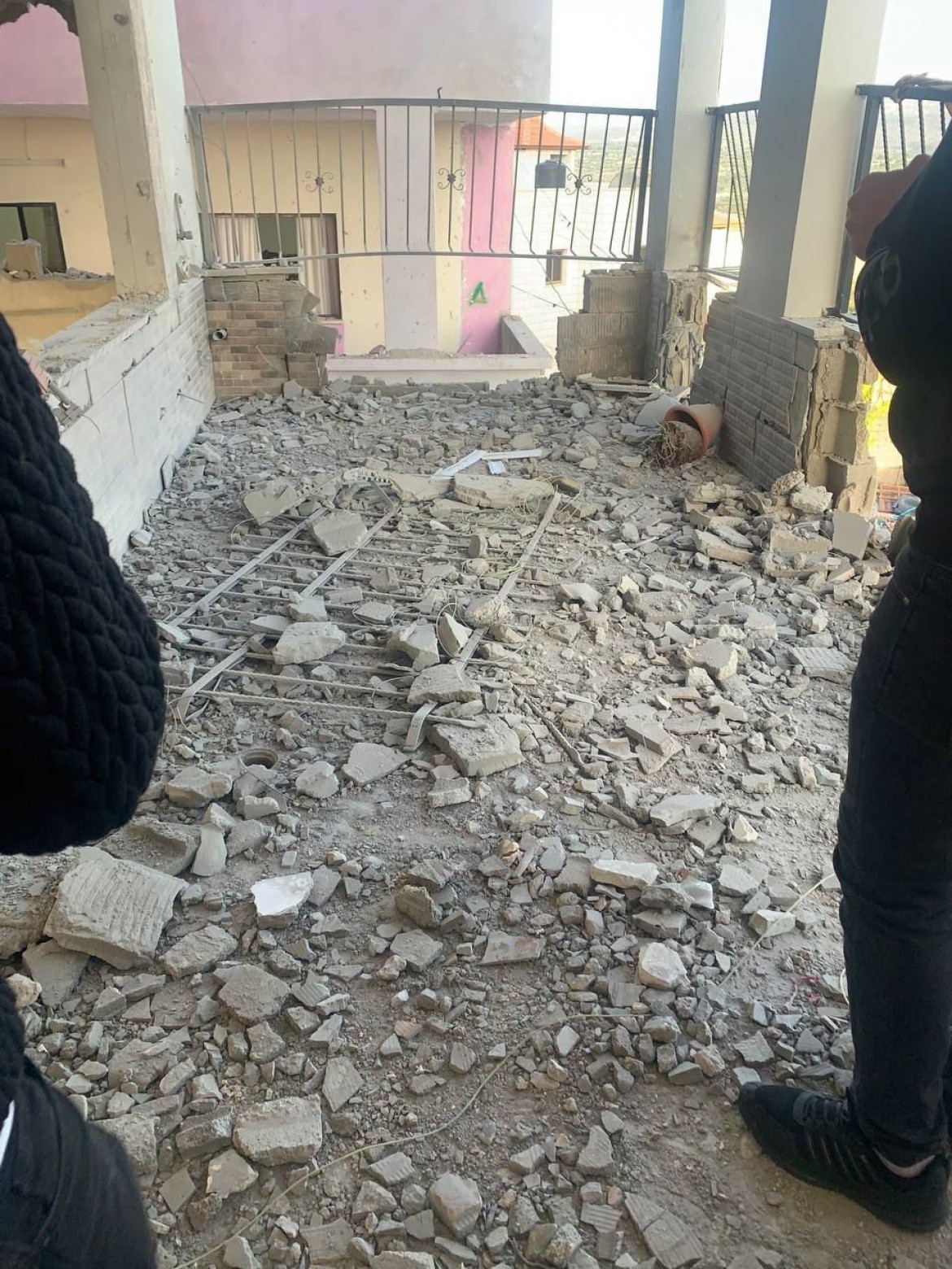 قوات الاحتلال تهدم منزل الأسير جرادات