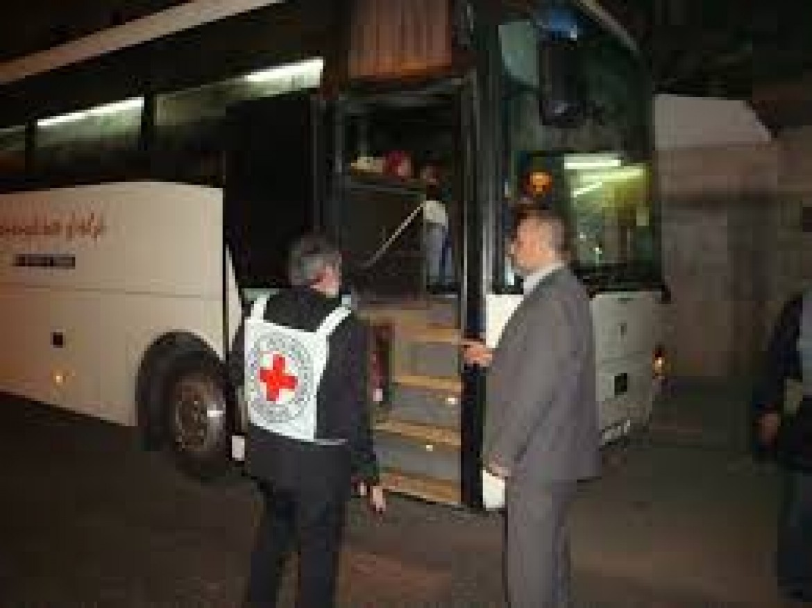 37 من أهالي أسرى غزة يزورون 23 أسيرًا بـإيشل