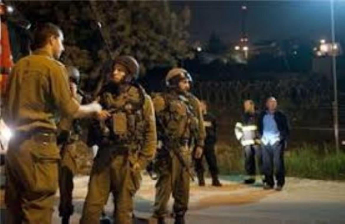 الاحتلال يعتقل 3شبان ويداهم منازل أسرى بنابلس