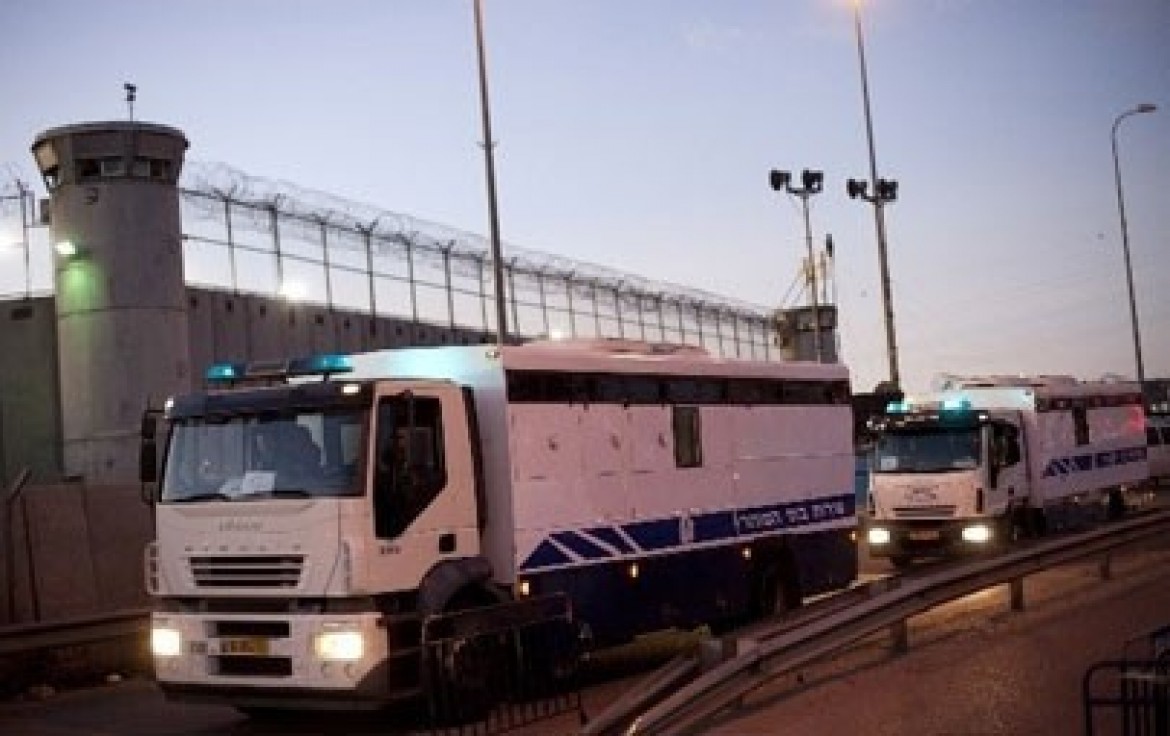 بوسطات نقل الاسرى  ‫(1)‬