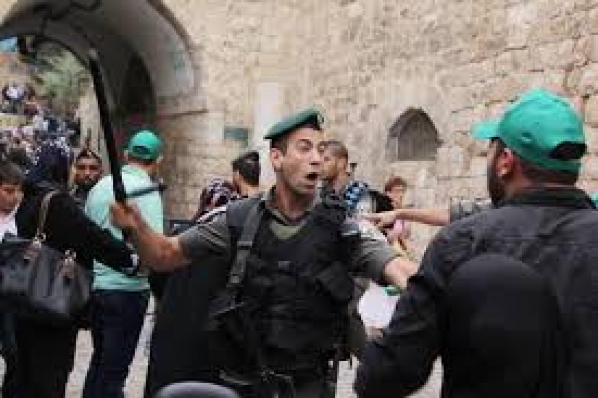 الاحتلال يعتقل حارسًا بالأقصى ويفرج عن 3 آخرين