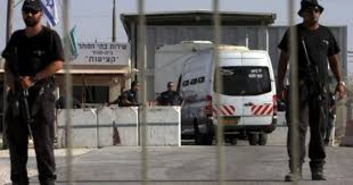 الاحتلال يحتجز زوجة اسير