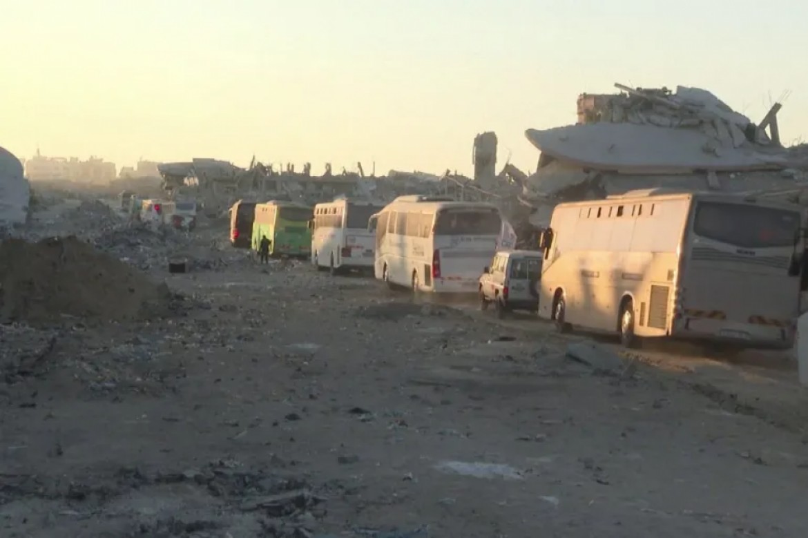  مكتب إعلام الأسرى: تحرك الحافلات التي تنقل الأسرى الفلسطينيين من سجون الاحتلال الإسرائيلي